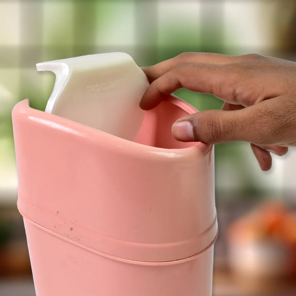 Mini Swing-Top Trash Can with Lid – Compact Desk & Bathroom Waste Bin (20x13 cm)